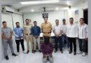 गे अॅपवर आधी चॅटिंग, मग सापळा; तरुणाला लुटणारे आरोपी अवघ्या तीस मिनिटांत वारजे पोलिसांच्या ताब्यात पुणे : गे डेटिंग अॅण्ड चॅट अॅपवरून ओळख वाढवत तरुणाला भेटीसाठी बोलावून त्याला मारहाण करत मोबाईलद्वारे जबरदस्तीने पैसे ट्रान्सफर करून चांदीची चैन हिसकावणाऱ्या आरोपींना वारजे माळवाडी पोलिसांनी अवघ्या तीस मिनिटांत ताब्यात घेत धडाकेबाज कारवाई केली आहे. फिर्यादी यांना गे डेटिंग अॅण्ड चॅट अॅपवरून संपर्क साधत आरोपींनी भेटीसाठी बोलावले होते. ठरलेल्या ठिकाणी आल्यानंतर फिर्यादी यांना मारहाण करण्यात आली. त्यानंतर आरोपींनी मोबाईलद्वारे जबरदस्तीने पैसे ट्रान्सफर करून घेतले तसेच त्यांच्या गळ्यातील चांदीची चैन हिसकावून पसार झाले. घटनेचे गांभीर्य लक्षात घेत वरिष्ठ पोलीस निरीक्षक श्री. महेश बोळकोटगी यांनी तात्काळ तपास पथकाला आरोपींचा शोध घेण्याचे आदेश दिले. तपास पथकाचे प्रभारी पोलीस उपनिरीक्षक संजय नरळे यांनी फिर्यादींकडून माहिती घेत आरोपींच्या मोबाईलचे तांत्रिक विश्लेषण सुरू केले. दरम्यान, पोलीस अंमलदार बालाजी काटे आणि महादेव शिंदे यांना गोपनीय माहितीदारामार्फत आरोपींपैकी एक इसम अतुलनगर चौक परिसरात थांबलेला असल्याची माहिती मिळाली. माहिती मिळताच पोलीस उपनिरीक्षक संजय नरळे, पोलीस अंमलदार बालाजी काटे, महादेव शिंदे आणि निखील तांगडे यांनी घटनास्थळी धाव घेत आरोपीला ताब्यात घेतले. चौकशीत आरोपीने गुन्ह्याची कबुली दिल्यानंतर त्याला अटक करण्यात आली असून त्याच्या अल्पवयीन साथीदारालाही पोलिसांनी ताब्यात घेतले आहे. गुन्हा घडल्यानंतर अवघ्या तीस मिनिटांत आरोपींना ताब्यात घेत वारजे माळवाडी पोलिसांनी पुन्हा एकदा आपल्या जलद तपास आणि प्रभावी कारवाईची छाप उमटवली आहे. या गुन्ह्याचा पुढील तपास पोलीस उपनिरीक्षक शंकर पाटील हे करत आहेत. वरिष्ठ पोलीस निरीक्षक श्री. महेश बोळकोटगी यांनी नागरिकांना आवाहन करताना सांगितले की, डेटिंग आणि सोशल चॅट अॅप्सद्वारे होणाऱ्या फसवणुकीपासून नागरिकांनी सावध राहावे. अशा प्रकारची घटना घडल्यास तात्काळ जवळच्या पोलीस ठाण्यात तक्रार द्यावी. ही कारवाई वरिष्ठ अधिकाऱ्यांच्या मार्गदर्शनाखाली वरिष्ठ पोलीस निरीक्षक महेश बोळकोटगी व पोलीस निरीक्षक (गुन्हे) प्रकाश धेंडे यांच्या नेतृत्वाखाली करण्यात आली. या कारवाईत पोलीस उपनिरीक्षक संजय नरळे यांच्यासह पोलीस अंमलदार बालाजी काटे, शरद पोळ, निखील तांगडे, अमित जाधव, अमित शेलार, सत्यजित लोंढे, गणेश शिंदे, महादेव शिंदे, सागर कुंभार आणि अमोल सुतकर यांनी सहभाग घेतला.